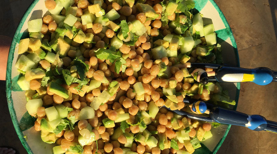 Ensalada de garbanzos, pepino y aguacate